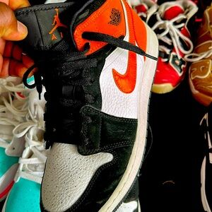 Jordan 1 size 7y used but in good condition.